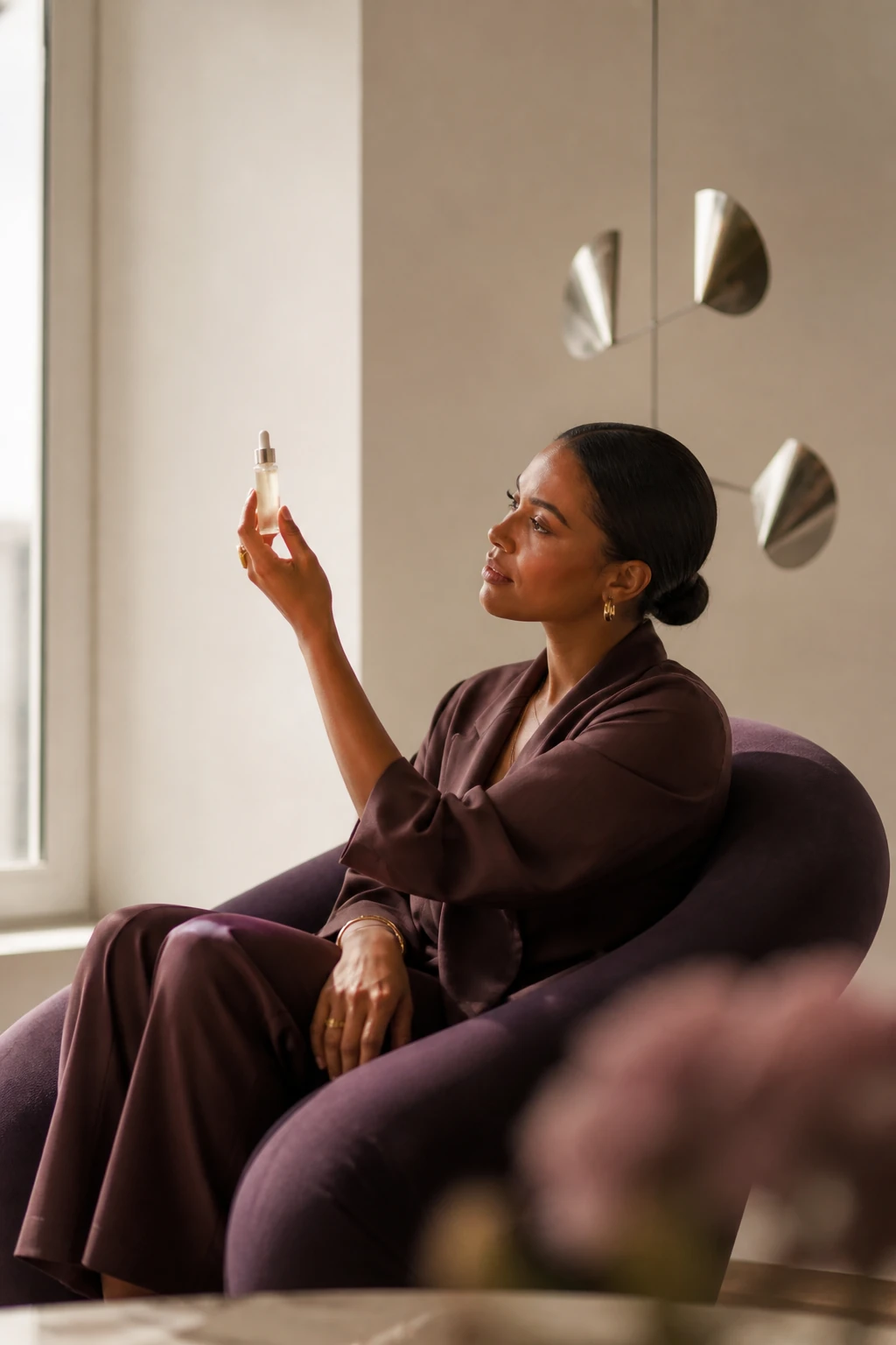 American creative director assessing an unbranded serum bottle